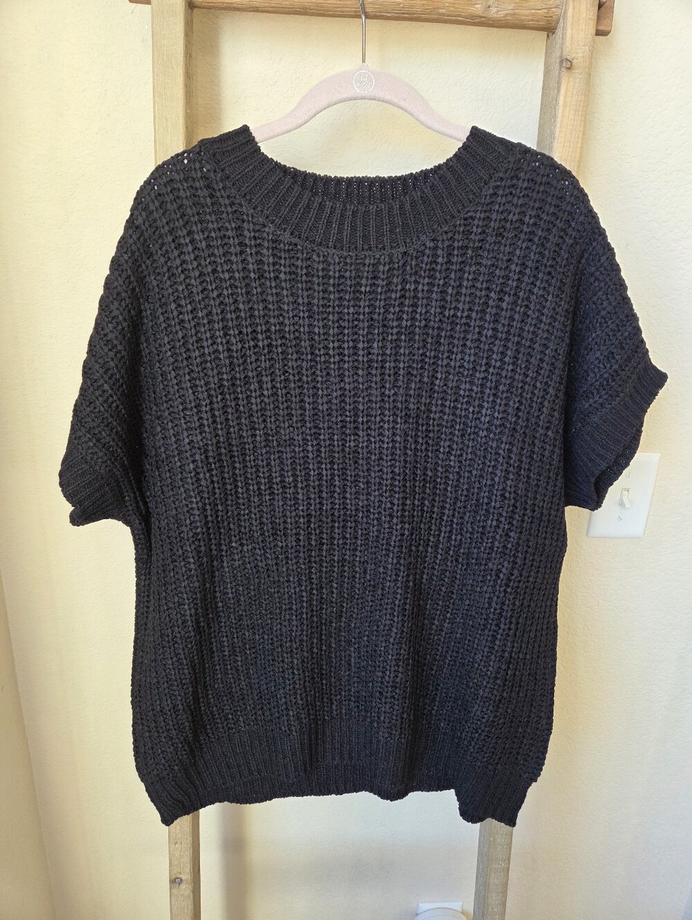 Zenana Outfitters Black Short-Sleeve Crewneck Knit Top